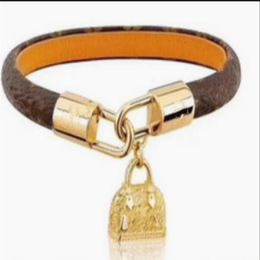 2023 Bracelets en cuir de mode pour hommes et femmes Designers Bracelet en cuir motif de fleur Bracelet bijoux en perles avec Box274G