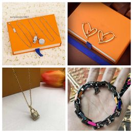 2023 Look de moda Diseñadores de venta caliente Accesorios de disfraces Joyería clásica Brazalete Hebilla de lujo Joyas Mujeres Marca Collar Pulseras