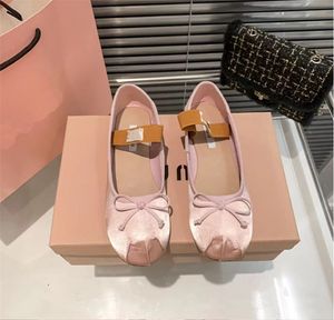 2023 Mode Luxe ontwerper Geklede schoenen Dames Roze balletschoenen Dames strikschoenen Frans Satijn platte schoenen Mary Jane platte schoenen Roze Rood Maat Eur 34-40