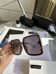 2023 Mode Luxe man Hot Designer Zonnebril voor mannen en vrouw Vintage Square Mat Frame Letter Gedrukte kleuren Filmglazen Trend Leisure8589