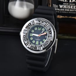 2023 Fashion masculin en acier inoxydable en acier inoxydable à 3 broches Wartz Watch 24h / 24 Calendrier imperméable Montres de luxe Chronographs Functions Work Mens Montres High Quality