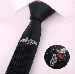 2023 Fashion Mens Classical Cartoon Animal Bee Butterfly Barba Barda Barda de poliéster Flaje Bordado Bordado Negro Casual Tie216o