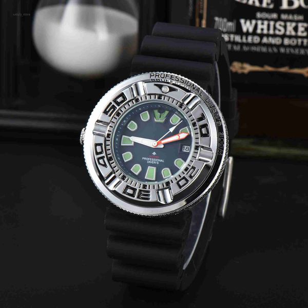 2023 Fashion Mens en acier inoxydable en acier inoxydable à 3 broches Wartz Watch 24hour Calendrier Imperméable Luxury Montres chronographes Fonctions de travail Haute qualité High Quality