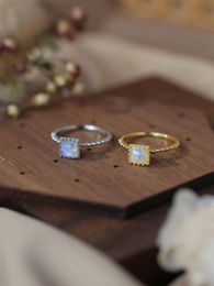 2023 Fashion New Product: Natural Moonlight Stone Opal s925 zilveren ring, kleine en luxe retro Japanse ring, vrouwelijk