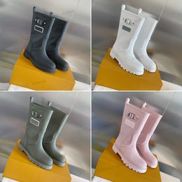 2023 botas de lluvia de moda con tachuelas y tachuelas con estampado de letras grabadas para mujer, TERRITORIO, botas cortas de cuero medio nobuk planas para mujer de diseñador superior