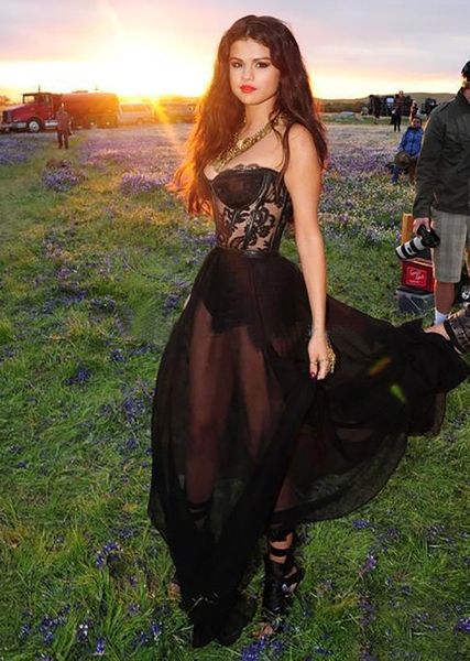 2023 Moda Selena Gomez Alfombra roja Vestidos de noche con bordado Deshuesado expuesto Ver a través de Vestidos formales negros sexy Ropa de noche para mujeres