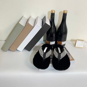 2023 Pantoufles de mode, sandales, strass fabriqués à la main, pantoufles en peluche, sandales de créateurs à semelles plates noires, tongs intérieures et extérieures