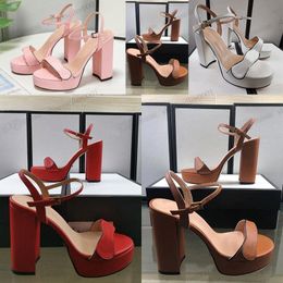 2023 Fashion Summer Outdoor Sandals Crystal Leather Shoes Flat Middle Heel Sandaal Sandaal Suede Buckle Gold Black Red Ladies Spike Party Hoge hakken Maat A3PB#