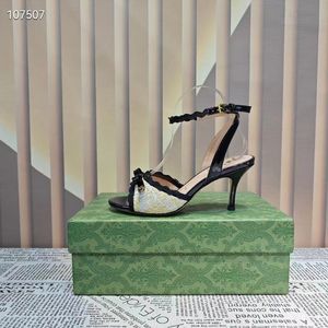 2023 Mode Zomer Sandalen Designer Leer Vrouwen Hoge Hakken Sexy Metalen Gesp Grote Kantoor Rode Schoenen Grote Maat 35-42