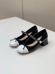 2023 mode dames pomp schoenen schattige ronde teen handgemaakte parel sandalen designer stijl zwart-witte lente en herfst echt leer grote solate platte schoenen 35-40