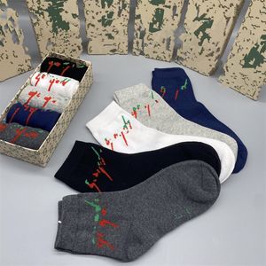 2023 Mode Femmes Designers Chaussettes Cinq Paires Luxe Hommes Sports Hiver Mesh Lettre Imprimé Chaussette Avec Boîte Couleur Aléatoire