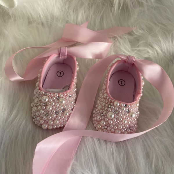 2023 First Walkers Pink Rhinestones Bling Zapatos de bebé Bailarina Satén por encargo Sparkle DMC glass Cirb Bautizo 1er cumpleaños zapatos infantiles