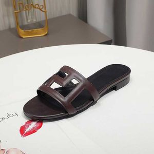 2023 platte schoenen uitgehold slippers slijtage sandalen leer pure schoonheid lederen slippers casual comfortabele reizen 35-43