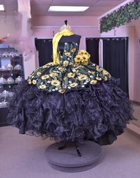 2023 Longueur De Plancher Noir Quinceanera Robes Charro Mexique Traditionnel Prom Party Robe De Bal Soleil Fleurs Broderie Jupe À Volants Robes VX 15 Anos