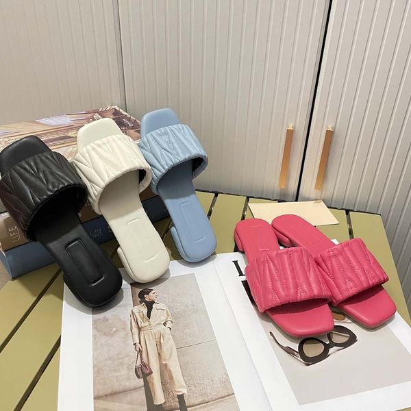 2023 Fold para mujer Zapatillas de cuero Sandalias de diseñador Sandalias de tacón plano Color caramelo Zapatillas de goma para mujer