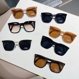 2023 Lunettes de soleil polarisées pliables Fashion Des lunettes de soleil plage de la plage des différentes couleurs des hommes et des femmes disponibles de haute qualité