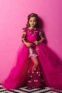 2023 Fuchsia Flower Girl -jurken Prinses Lange mouwen Lace Crystal kralen Bloemen Gilrs Pageant Jurk Little Kids First Communion Dress Sweep Train over Skirts