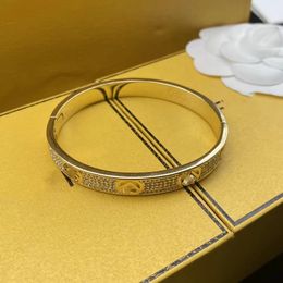 2023 Volledige Diamond Gold Letters F Armbanden mens letter v vorm titanium stalen armbanden charme Roestvrijstalen armbanden voor vrouwen mannen groothandel