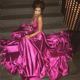 2023 Fucsia Cuello en V profundo Vestidos de baile Vestidos de noche sin respaldo de espagueti sexy Tren de barrido de satén Vestido de fiesta formal Vestidos baratos