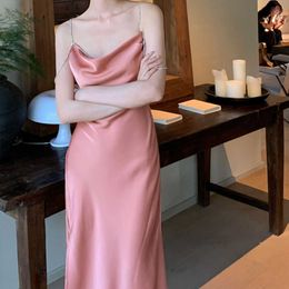 2023 Gentle Sister Style Satin Texture Swing Neck Diamond Chain Slip maxi robe manches longues pour les femmes Printemps Open Back Side Robe sexy