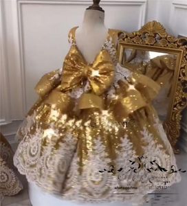 2023 Gold Girls Pageant Jurken Witte kanten Appliques Crystal kralen Flower Girl Jurk Kinderen Long V Hek Kinderen Verjaardagsjurken met Bow Sweep Train Peplum Ruffles