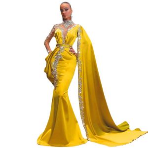 2023 Vestidos de fiesta de oro Rhinestones con cuello alto Mermaid Prom Gown Cape mangas largas Satin Arabic Dubai Party Vestidos