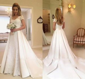 2023 Robes de mariée en dentelle Magnifique robe de mariée avec overskirt manches courtes en satin une ligne couverte de balayage de balayage plus taille de jardin sur mesure