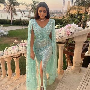 2023 De magnifiques robes de soirée à paillettes portent une robe de bal fendue sur le devant avec une cape encolure en V perlée de paillettes de sauge de sirène arabe Dubaï femelles robe d'occasion spéciale