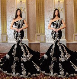 2023 Graceful Black prom kleding aanklemt een schouderstortingstrookjes zeemeermin feestjurken mouwloze lange trein op maat gemaakte avondjurk
