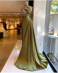 2023 Groene avondjurken Dragen Mermaid Halter Illusie Mouwloze gesneden zijkanten Satijnen kanten Appliques Crystal Beads Plus Size Formele feestjurk Prom -jurken