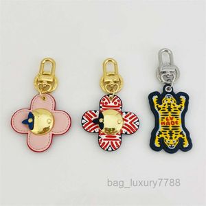 2023 Hoge kwaliteit Klassiek Prachtige Designer Autosleutelhangers Roestvrij staal Letter Unisex Lanyard Goud Zwart Metaal Kleine sieraden Minnaarsleutelhanger