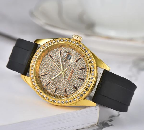 2023 Relojes de lujo para mujer de alta calidad Serie de tres puntadas Reloj de cuarzo para mujer Marca de lujo europea Reloj con correa de goma Reloj caliente Fashio Diamond Girl Accesorios