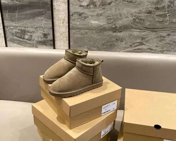 2023 Hot AUS U5854 Botas de nieve cortas clásicas Miniwomen Mantenga la bota caliente Hombre para mujer Felpa Casual Piel de oveja Zapatos de gamuza Castaño Gris Transenvío libre DF