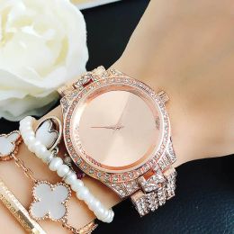 2023 Hot Fashion Band Montres Femmes Fille Grandes Lettres Cristal Style Métal Acier Bande Quartz Montre-Bracelet En Gros Livraison Gratuite buste vers le bas montre glacée