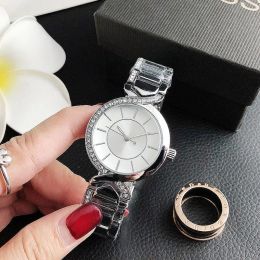 2023 Hot Fashion Brand Montres-bracelets Femmes Fille Cristal Triangle Style Cadran En Acier Bande En Métal Montre À Quartz Cadeau Livraison Gratuite En Gros Femmes Montre Designer