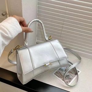 2023 Hot Lady Shoping Sacs Fashion Hands sacs à main Femme Tapés épaule Cross Corps Half Moon Luxury Geat Le cuir classique Classic Retro Purse portefeuille Gandage carré Silver