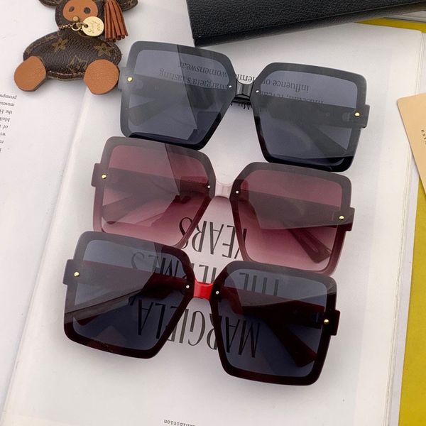 2023 Vente chaude Louange Nouveau style Top Quality Popular Big Frame Red Red Blanc Mirror Jone noire et Khaki Lens Lunettes de soleil pour femmes