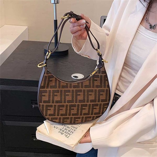 2023 Venta caliente Moda Contraste Carta Empalme Un hombro Axila Commuter Bolso de mujer y elegante decoración de hardware al por mayor