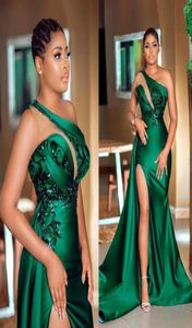 2023 Hunter Green One Shoudler halslijn bruidsmeisje jurken High Side Split Long Sweep Vestidos de Fiesta Arabic Aso Ebi Maid van HO8074570