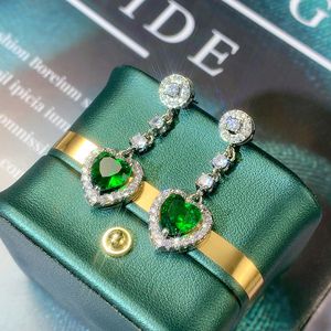 2023 Ins Pendientes colgantes Joyería de lujo brillante Forma de corazón Esmeralda CZ Diamante Piedras preciosas Fiesta hecha a mano Mujer Pendiente de gota de boda para regalo de amante