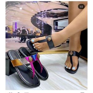 2023 Instagram Moda Hardware europeo y americano Decoración de diamantes Sandalias de mujer en stock Sandalias con hebilla de cabeza de águila en espiga