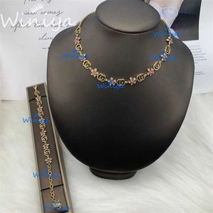 Collier de famille, nouvelle couleur, fleur, lettre, chaîne de cou, bracelet de tempérament, bijoux tendance, 2023