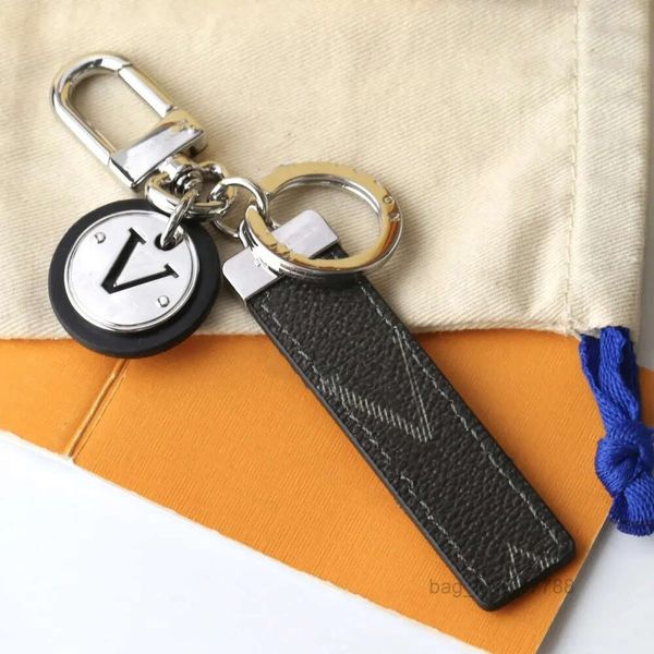2023 Keychain Letter V Brand Designer Mens Car Keyring Womens Buckle Keychains Handmade Leather Men Femmes Sacs Pendants Accessoires Top Version