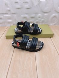 2023 niños zapatillas sandalias zapatos sandalias de verano niños de cuero zapatos de diseño clásico talón plano niños niña negro zapatillas de casa zapato bebé niños niño sandalia 26-35