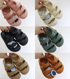 2023 Kinderen Zomer Sandalen Ontwerpers Jongens Meisjes Haak Lus Mesh Slippers Loper Wandelschoenen Baby Jeugd PU Transparant Outdoor Strand schoolschoenen Sneakers maat 24-29