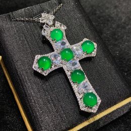 2023 Lab Jade Emerald Diamond Cross Pendentif 925 Sterling Silver Party Pendentifs de mariage Collier pour femmes Hommes Bijoux de fiançailles