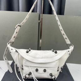 2023 Lambskineh Handtas Tas Tas Schouder Crossbody Tas metalen Rivet Accessoires Fijn Korrel Schaap Leer Locomotief Taille Pack Verstelbare afneembare schouderriem