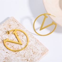 2023 Pendientes de aro grandes diseñador de la marca clásico 18K chapado en oro Pendientes de letras de acero inoxidable pendiente pendiente señora stud pendiente moda joyería de diseño simple