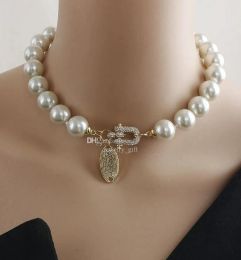 Collar de perlas grandes 2023 con hebilla de herradura de diamante completo, accesorios de cadena de cuello exagerados y de alta gama para mujeres