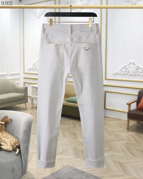 2023 última lista jeans ajustados para hombre Triángulo etiqueta letras patrón etiqueta Estampado floral Pantalones de mezclilla Hombres diseñador de moda Hip Hop blanco Tamaño 29-40